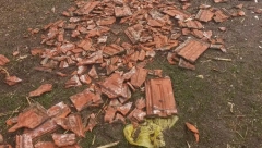 JAKO OLUJNO NEVREME POGODILO TOPOLU Vetar nosio crepove, velika materijalna šteta (FOTO)