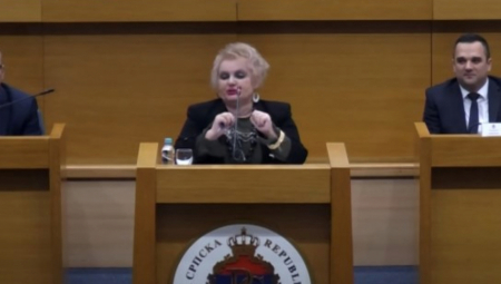 „KAD RIKNE KRAVA U VAŠOJ HERCEGOVINI MOJ TELEFON ZVONI“ Obrenka Slijepčević napravila šou u Skupštini (VIDEO)