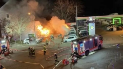 ZAPALJEN SALON AUTOMOBILA U NEMAČKOJ!