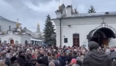 ZVONI ZA UZBUNU U KIJEVSKO-PEČERSKOJ LAVRI Vernici sprečili državnu komisiju da uđe u svetinju (VIDEO)