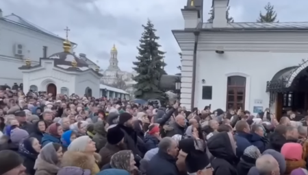 RASKOLNICI OTIMAJU POKROVSKU CRKVU Opkolili hram i slomili brave