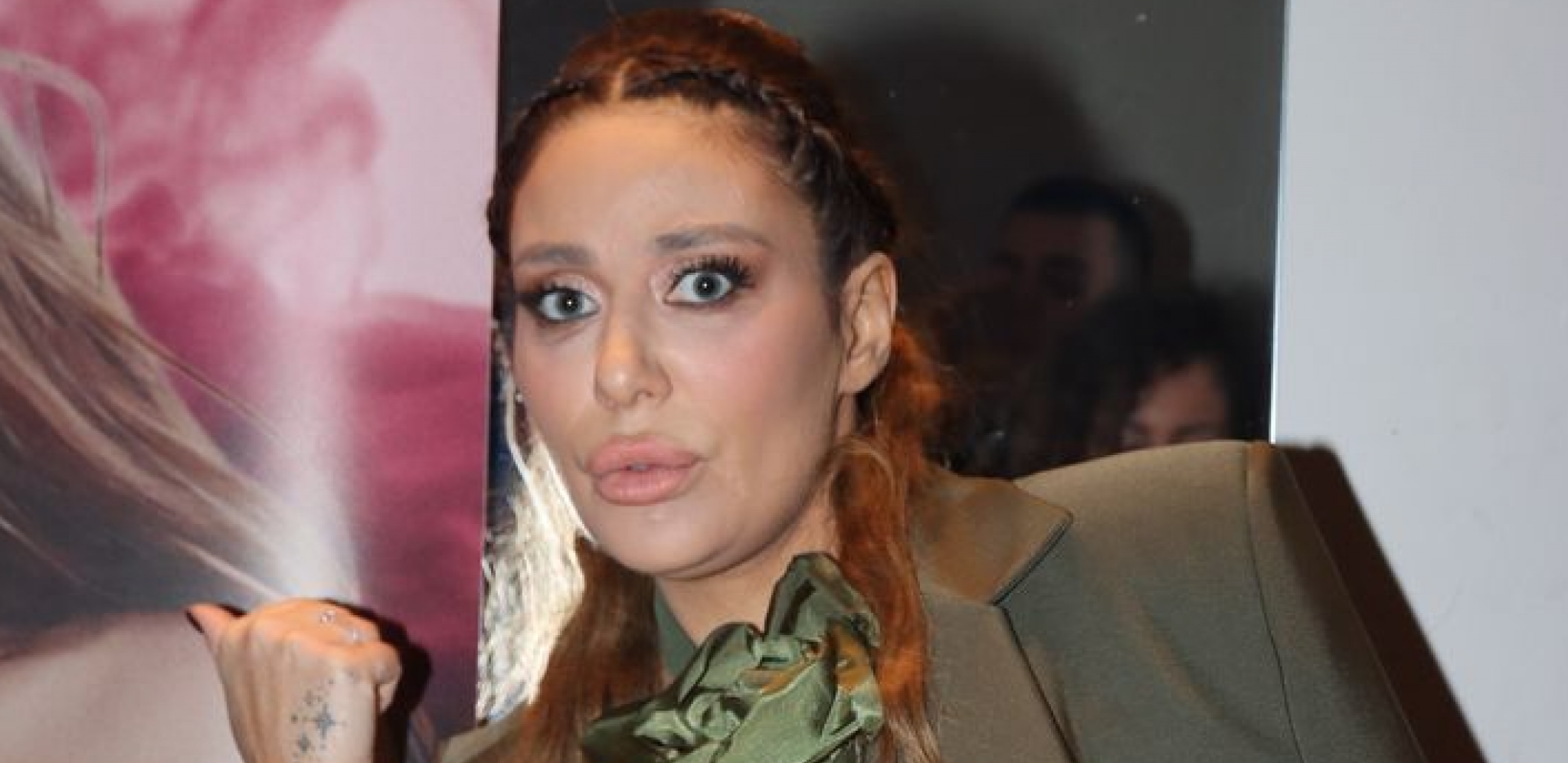 SNIMAK ZABRINUO SVE Ana Nikolić uhvaćena dok kupuje velike količine alkohola, pa zatim otišla u apoteku! (VIDEO)