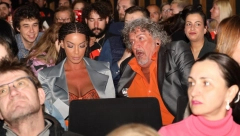 ZANEMEĆETE KADA VIDITE KAKO IZGLEDA MACINA ŽENA Pojavila se na premijeri filma i sve ostavila bez teksta, njene bujne grudi šokirale prisutne! (FOTO)