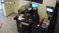 "LJUBAZNI" LOPOV OTUĐIO PARE, PA SE ZAHVALIO Objavljen snimak pljačke kladionice u Prijedoru (VIDEO)