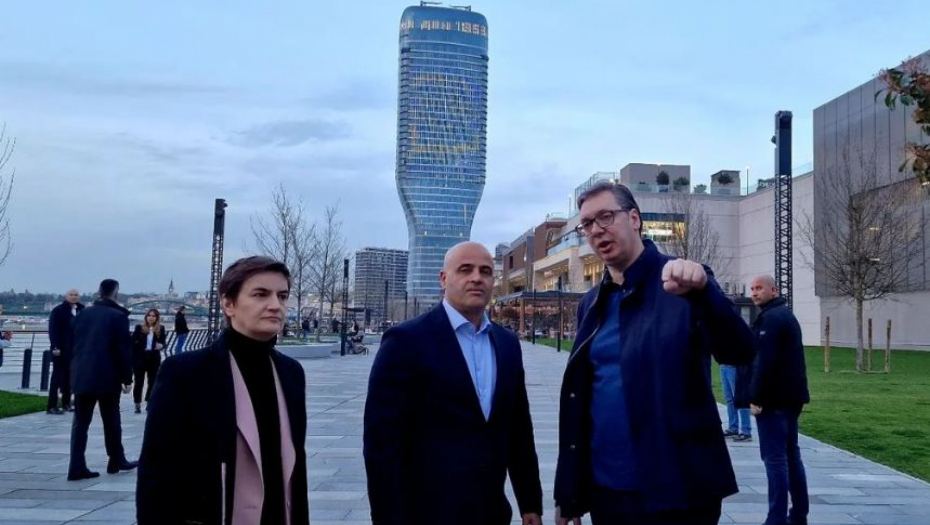VUČIĆ I BRNABIĆ SA KOVAČEVSKIM U BEOGRADU NA VODI! "Kažu da se tokom dobre šetnje smišljaju najbolji planovi i vode najprijatniji razgovori"