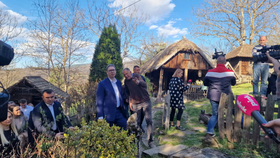 RAKIJU OSTAVIO DROBNJAKU Vučić obišao vrednog domaćina, evo šta je dobio na poklon (FOTO)