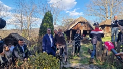 RAKIJU OSTAVIO DROBNJAKU Vučić obišao vrednog domaćina, evo šta je dobio na poklon (FOTO)