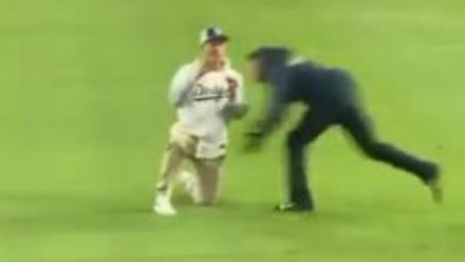 PA OVO JE NEVEROVATNO Navijač hteo da zaprosi devojku na terenu, ali umesto "da" dobio nokaut (VIDEO)