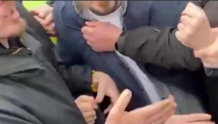 IZBILA TUČA NA ULAZU U KIJEVSKO-PEČERSKU LAVRU! Pogledajte snimak žestokog okršaja (VIDEO)