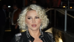 NABUDŽILA IH ZA MEDALJU Goca Tržan pokušala da sakrije grudi, ali one prelivaju iz korseta!