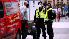 DETALJI NESREĆE U PRAGU Dečak pao sa sa sprata dok je bio u izlasku sa drgovima