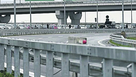 U ZEMLJI PUNOJ SRBA JEDNA KAZNA ZA VOŽNJU ŠOKIRA SVE: Ako ovo radite na auto-putu platićete 726 evra!