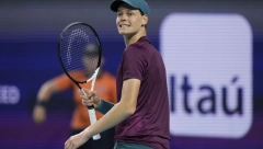 BOLJE OD OVOGA NE MOŽE Siner "kopirao" Đokovića i odigrao poen godine, navijači ostali u čudu (VIDEO)