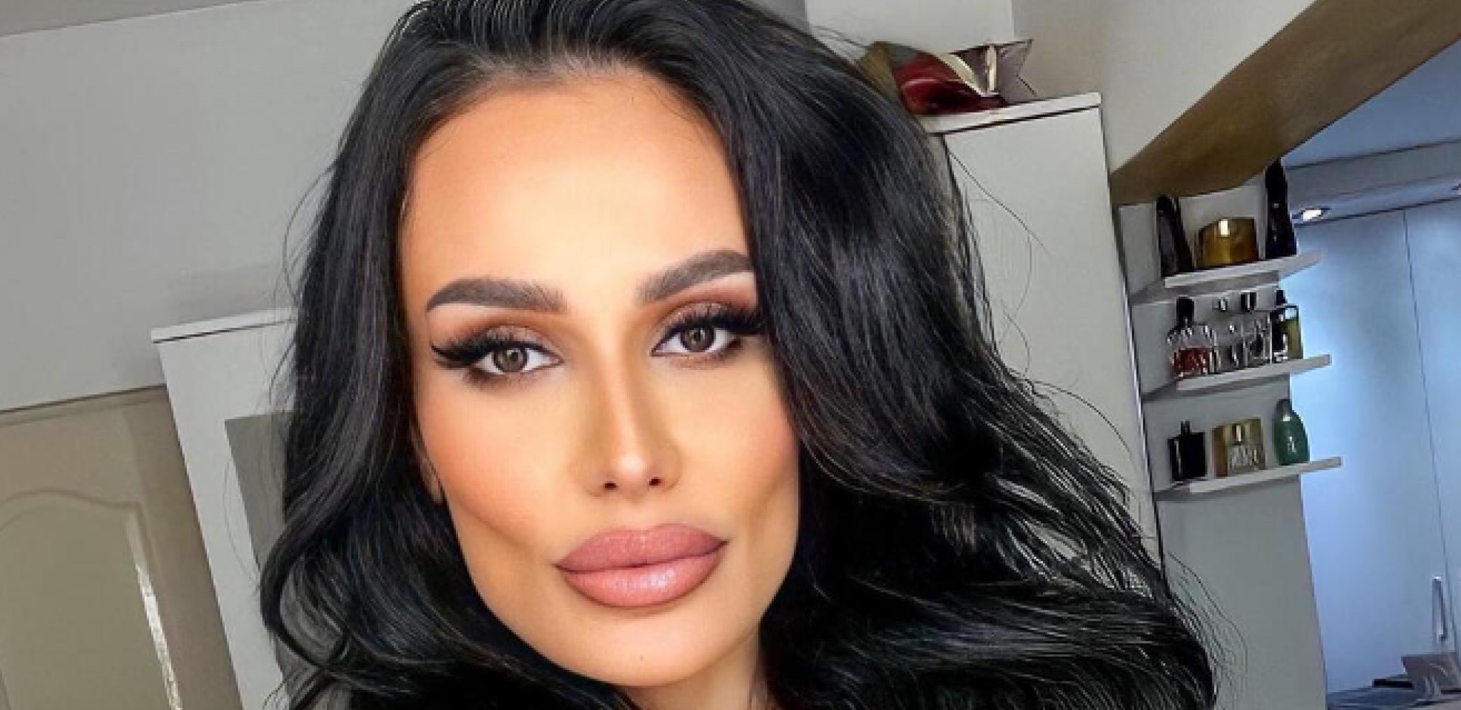 ŠOK FOTKA INDI ARADINOVIĆ SA NASTUPA OSTAVILA JAVNOST BEZ TEKSTA Ono što joj se nalazi na čelu frapira, da li je ovo moguće?! (FOTO)