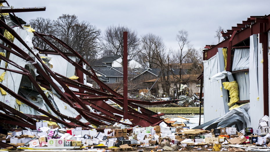 RAZORNI TORNADO PROTUTNJAO AMERIKOM Desetine mrtvih, gradovi bez struje (FOTO)