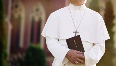 SVEŠTENIK OSTAO BEZ 80 000 EVRA Mladić mu je pretio i tražio još i ovo