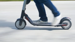 TROTINETOM PO KOLOVOZU, ALI SAMO PO OVIM PRAVILIMA Nove izmene zakona će napuniti ulice, moći će da ih voze čak i 14-godišnjaci
