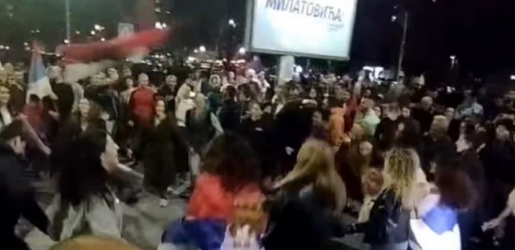 UŽIČKO KOLO ISPRED HRAMA U PODGORICI: Omladina se ne smiruje, ogrnuti TROBOJKAMA sitno vezu SRPSKO kolo (VIDEO)