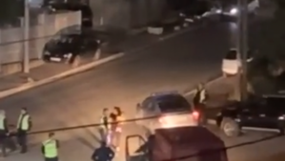 KURTI NASTAVLJA SA PROVOKACIJAMA Nasilnici u uniformama maltretirali ženu sa detetom u naručju (VIDEO)