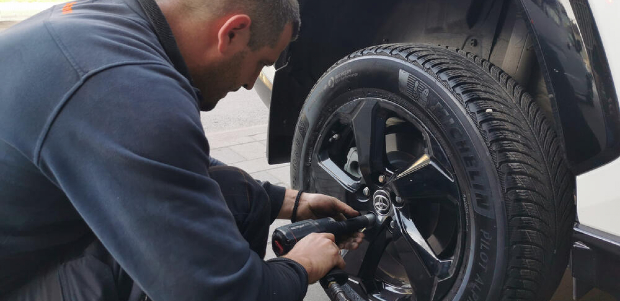VOZAČI OPREZ Stavili ste letnje gume, a pao je sneg - da li možete biti kažnjeni?