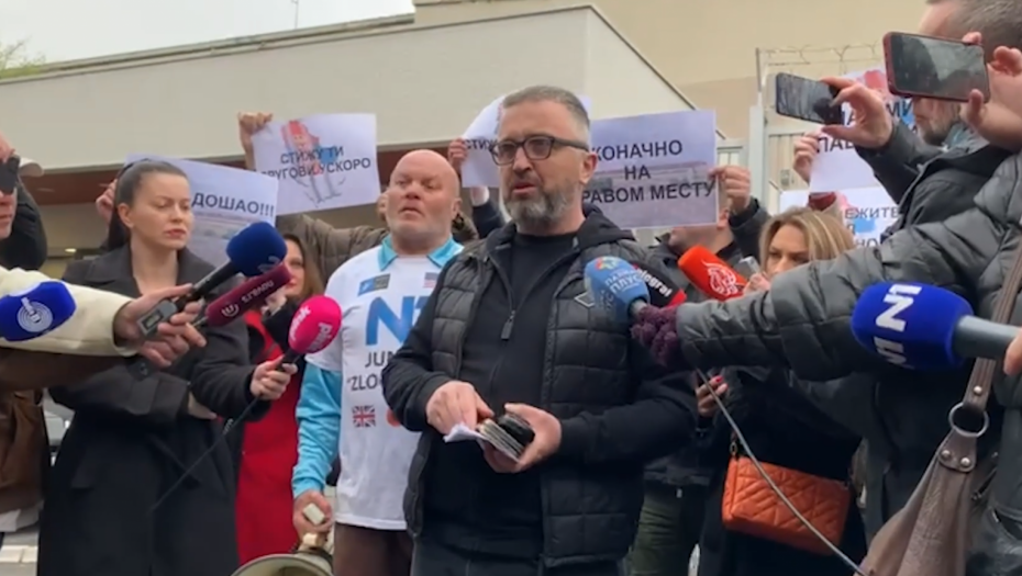 VUČIĆEVIĆ PREDAO DOKUMENTA NA PRIJAVNICI ZATVORA! Glavni urednik Informera otišao na šestomesečnu robiju! (VIDEO)