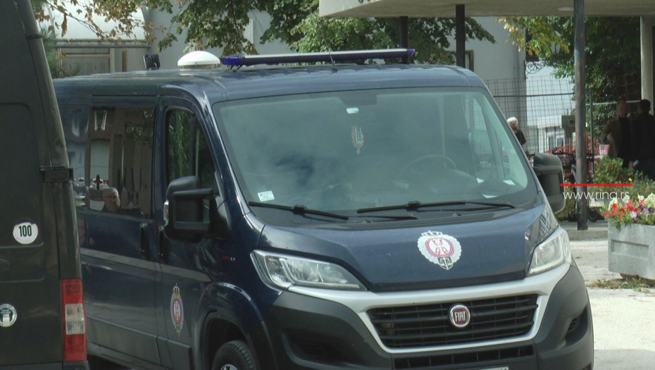 PALI ZBOG PRETICANJA Kod tinejdžerke pronađeni pištolji i meci, mladići pokušali da pobegnu