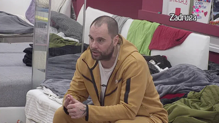 SNIMAK ZVEZDANA SLAVNIĆA ZGROZIO SVE Vlažnim maramicama obrisao stopala, pa uradio ovo (VIDEO)