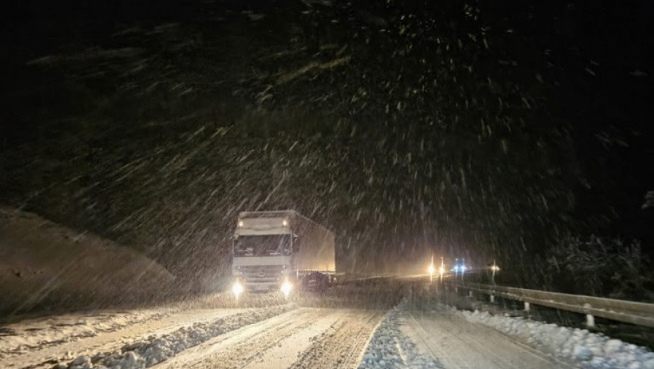 SNEG OTEŽAVA I USPORAVA SAOBRAĆAJ Najkritičnije na ovim deonicama