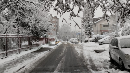 GRAĐANI PAŽNJA - MUP SE OGLASIO POVODOM SNEŽNIH PADAVINA Spisak neprohodnih deonica, krajeva bez struje i gde su oborena stabla!