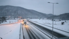SNEG I NEKOLIKO NEZGODA PARALISALI SAOBRĆAJNICE Nakon teškog jutra, saobraćaj na auto-putu Miloš Veliki normalizovan!