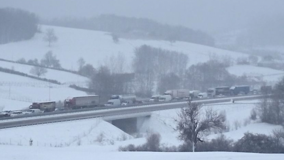 AMERIKA ODSEČENA OD SVETA Paralisan saobraćaj, gradovi bez struje, potpuni kolaps zbog debele mećave (VIDEO)