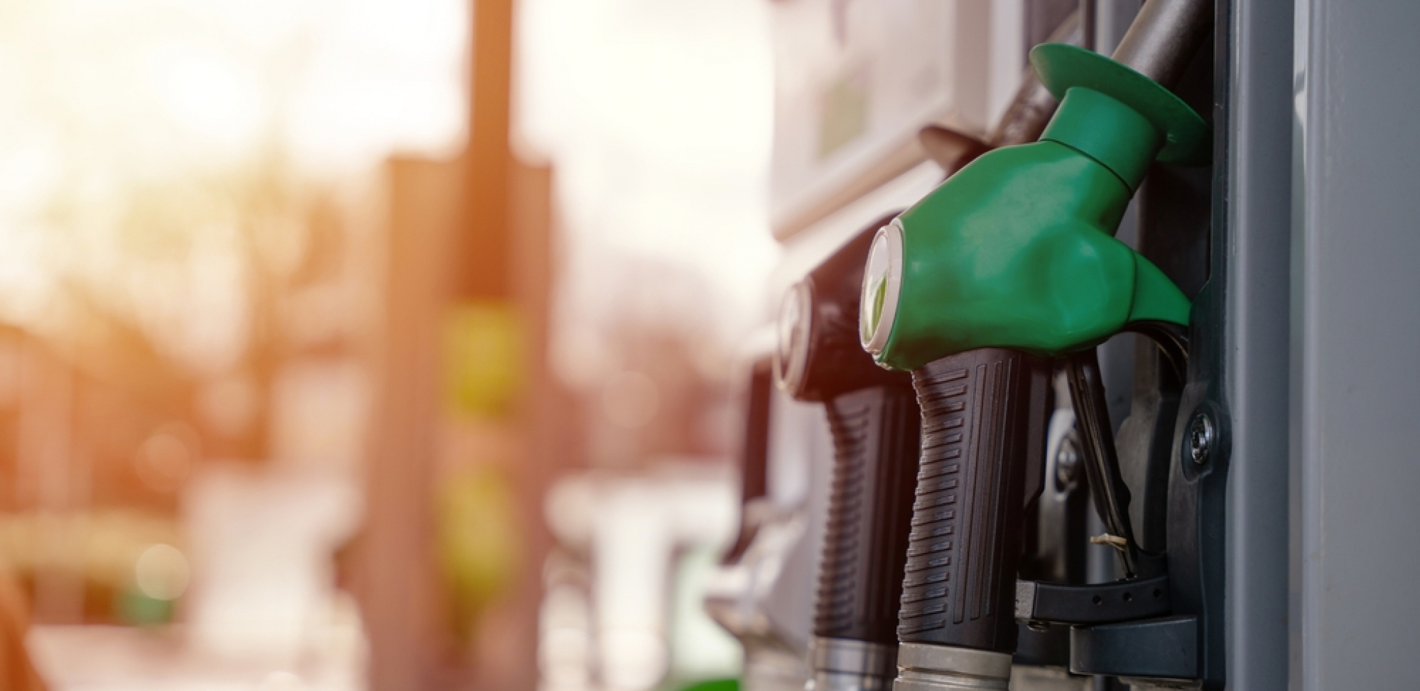 OVO SU CENE GORIVA U REGIONU: Benzin najskuplji u Crnoj Gori! Ako prolazite kroz Severnu Makedoniju sipajte rezervoar "DO ČEPA"