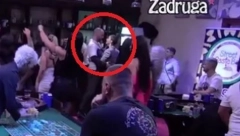 SKANDALOZNO! Anđela pipala Zvezdana pred svima po intimnim delovima, Slavnić poludeo zbog besa i sramote, umalo ga oralno zadovoljila! (FOTO)