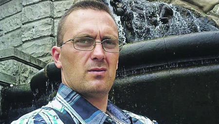 NAJKRVOLOČNIJI SERIJSKI UBICA IVAN RUS PONOVO NAPADA Bodežom ubo čuvara u lice, pa zapretio: "Ubiću vas sve!"