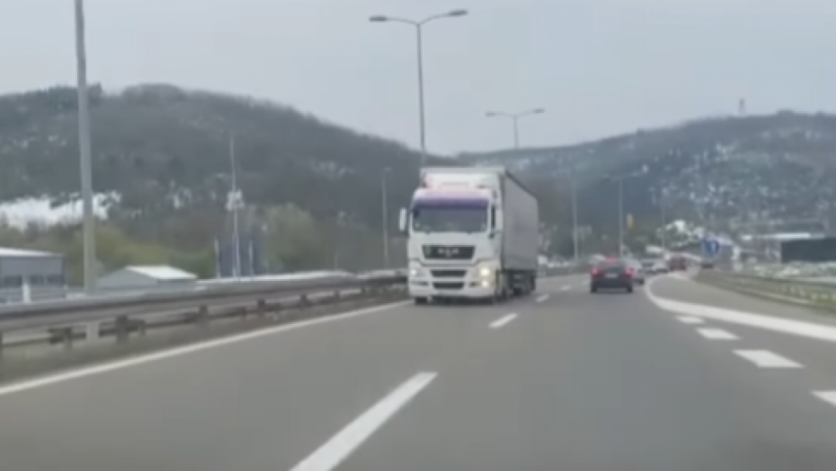 KAMION JURI U KONTRA SMERU Nesvakidašnja scena opasna po život na Bubanj potoku (VIDEO)