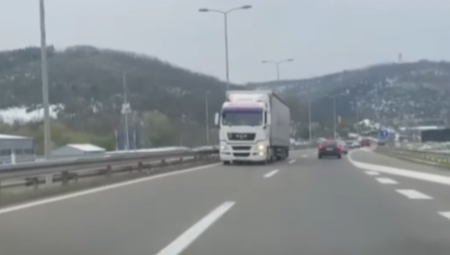 KAMION JURI U KONTRA SMERU Nesvakidašnja scena opasna po život na Bubanj potoku (VIDEO)