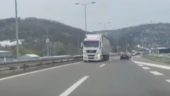 KAMION JURI U KONTRA SMERU Nesvakidašnja scena opasna po život na Bubanj potoku (VIDEO)