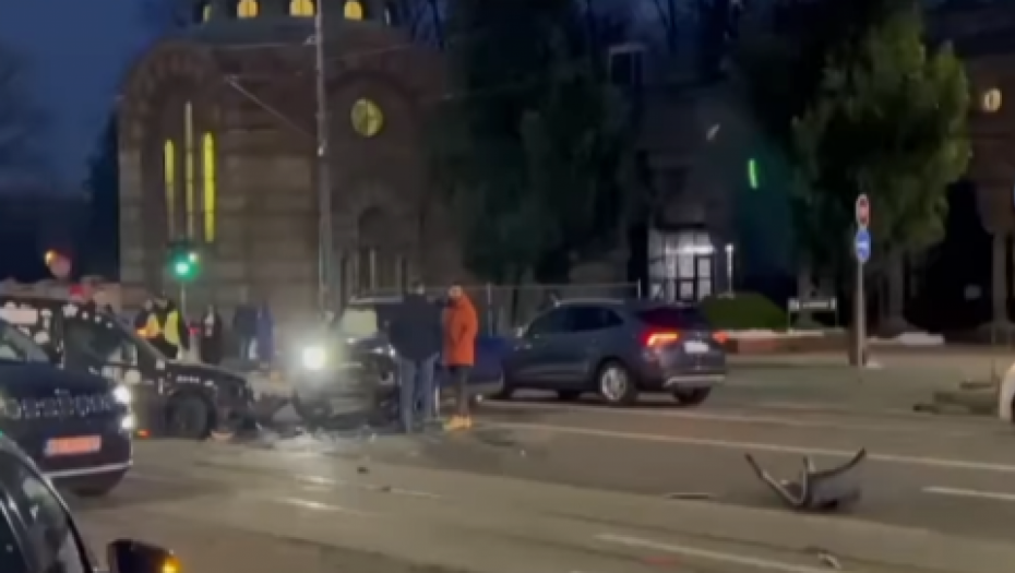 DELOVI VOZILA RASUTI PO PUTU, HITNA NA LICU MESTA Udes kod Novog groblja u Ruzveltovoj (VIDEO)
