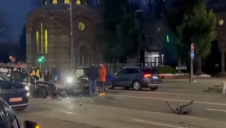 DELOVI VOZILA RASUTI PO PUTU, HITNA NA LICU MESTA Udes kod Novog groblja u Ruzveltovoj (VIDEO)