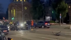 DELOVI VOZILA RASUTI PO PUTU, HITNA NA LICU MESTA Udes kod Novog groblja u Ruzveltovoj (VIDEO)