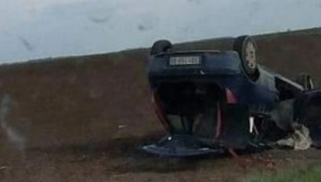 TEŠKA SAOBRAĆAJKA U DOROSLOVU Auto se isprevrtao i završio u njivi!