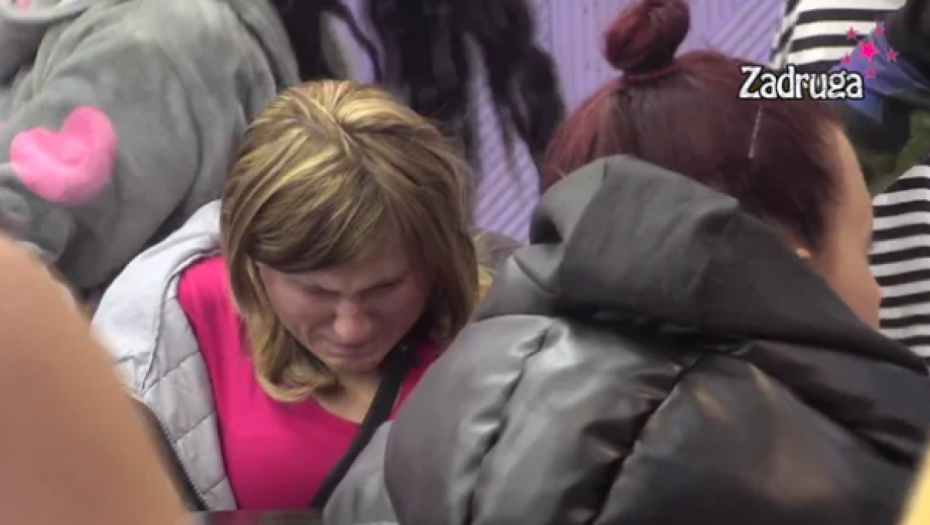 NE MOŽE DA DOĐE DO DAHA OD SUZA Divna DNK se slomila zbog smrti oca, a one joj pružaju utehu!