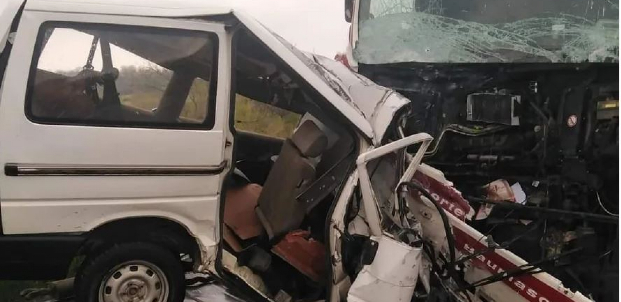 STRAVIČNA SAOBRAĆAJNA NESREĆA KOD INĐIJE: Ima poginulih u direktnom sudaru kamiona i kombija (FOTO)