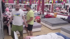 "PRODANA DUŠO ZA 15 PARI PATIKA" Haos između Ane i Zvezdana, Ćurčićeva zapenila na njega usred spavaće sobe, pa ga ofirala!