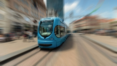 JEZIV SUDAR TRAMVAJA I AUTOBUSA! Jedna osoba nastradala, saobraćaj u prekidu!