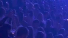 NIJE HTEO DA PROPUSTI NI ROZGU NI CRNO-BELE Došao u Arenu na koncert popularne pevačice, a pratio borbu Partizana za Top 8 Evrolige (VIDEO)