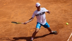 SJAJNI KECMANOVIĆ SE PLASIRAO U FINALE Srbin rivalu prepustio samo četiri gema, na korak je od titule