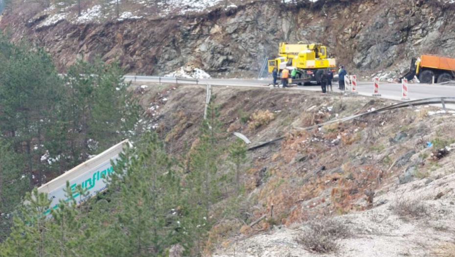STRAVIČNA NESREĆA KOD MOKRE GORE Šleper sleteo u provaliju!