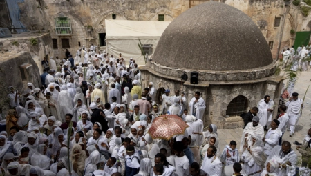 BUKTI STRAH OD SUKOBA U JERUSALIMU Palestinci zabarikadirani u Al Aksi, jevrejski hodočasnici ulaze u Hramovnu goru (FOTO)