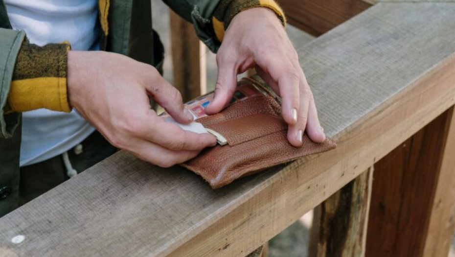 ZORAN NAŠAO NOVČANIK PUN PARA I DOKUMENATA Vozio 30 kilometara da ga vrati, pa priveden u policiju!